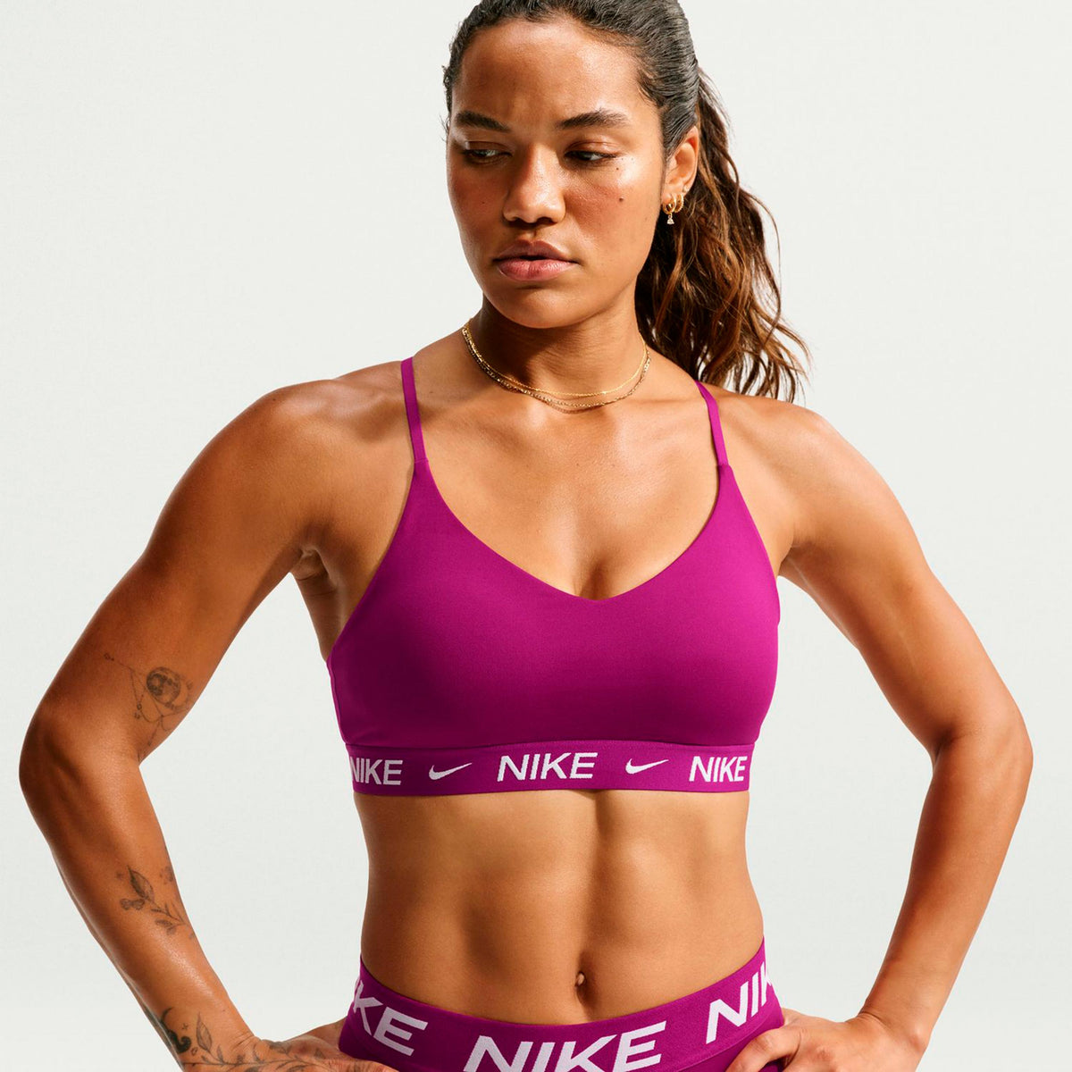 Nike Dri-Fit INDY Light Support Sportovní podprsenka Dámy - bobuľa, bílá