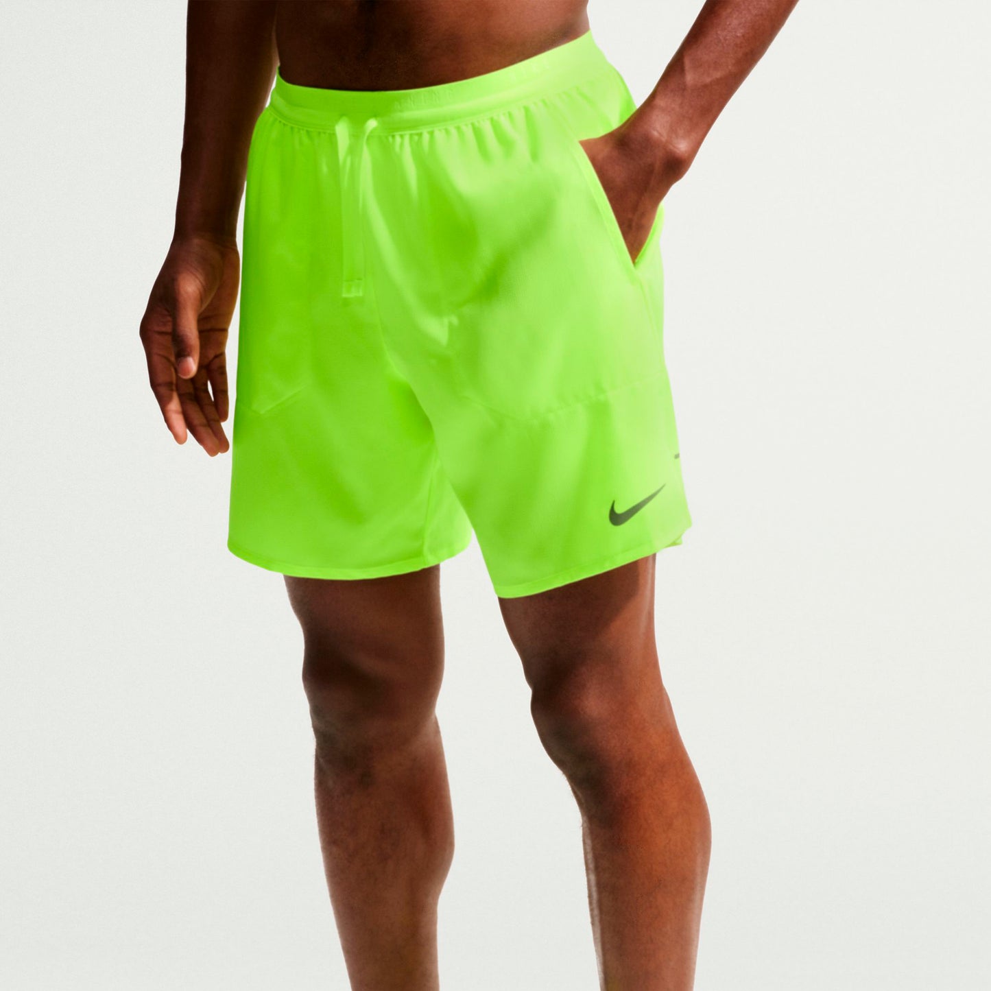 Nike STRIDE 7IN Bežecké šortky Muži - neonově žlutá, stříbrná
