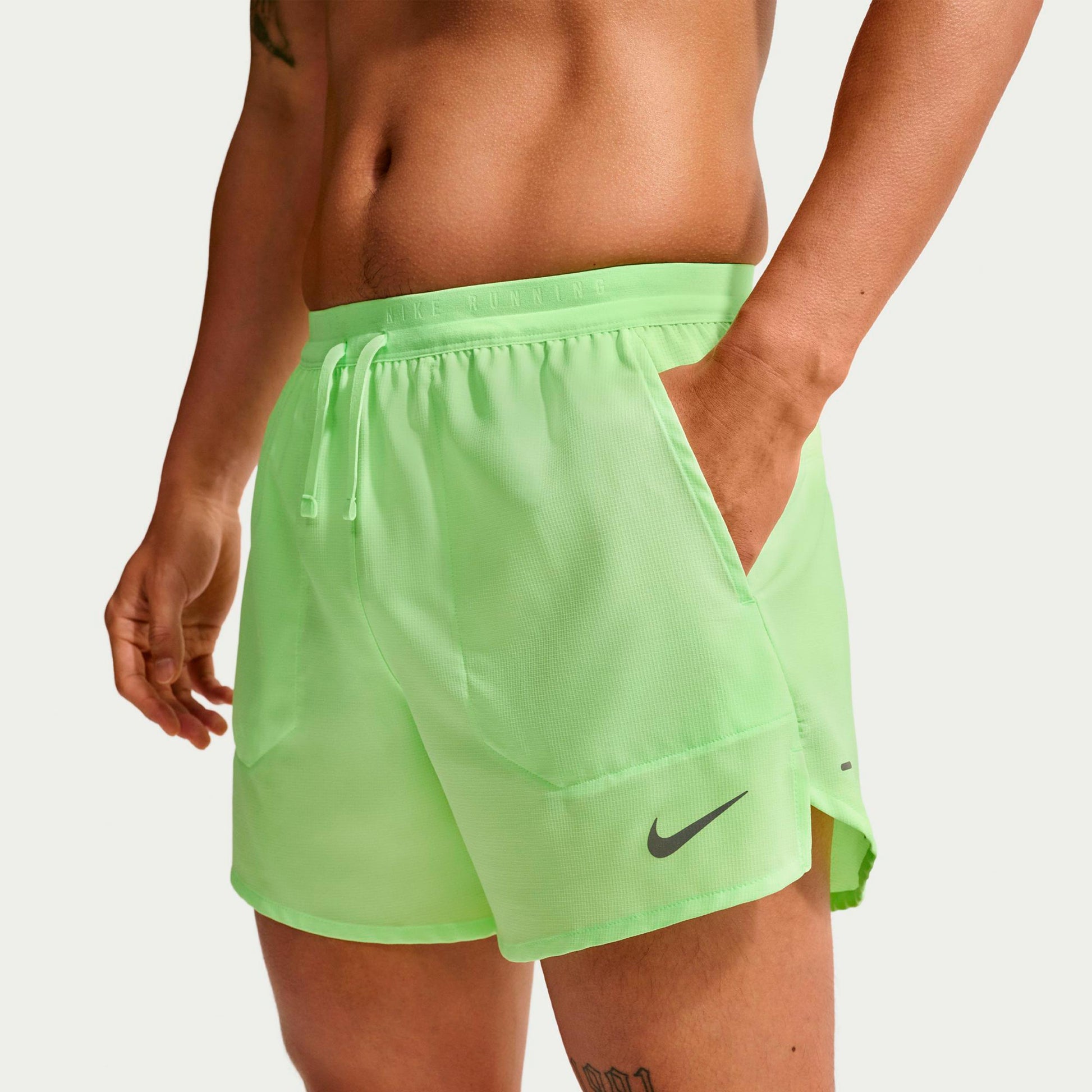 Nike STRIDE 5IN  Bežecké šortky Muži - světle zelená, stříbrná