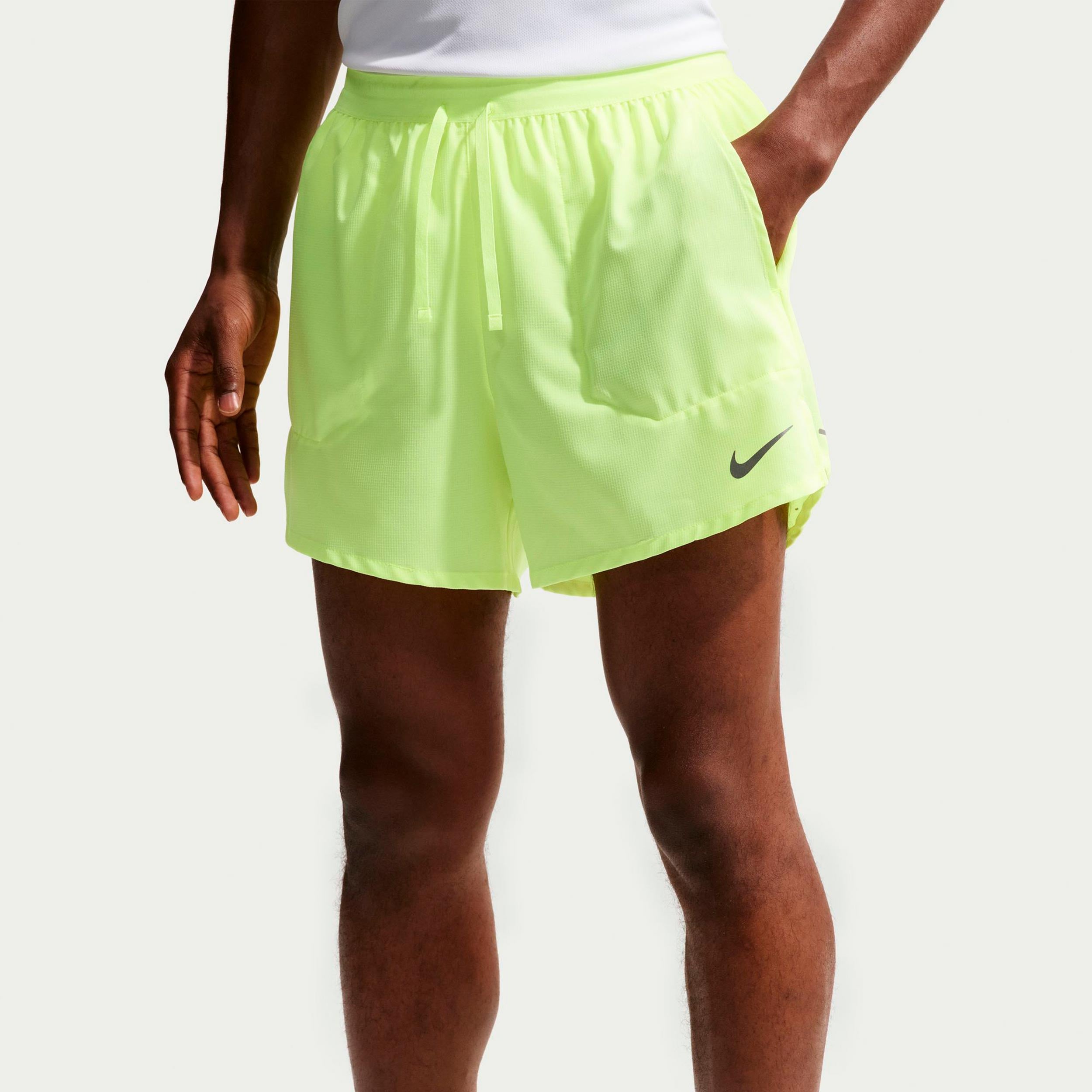 Nike STRIDE 5IN  Bežecké šortky Muži - neonově žlutá, stříbrná