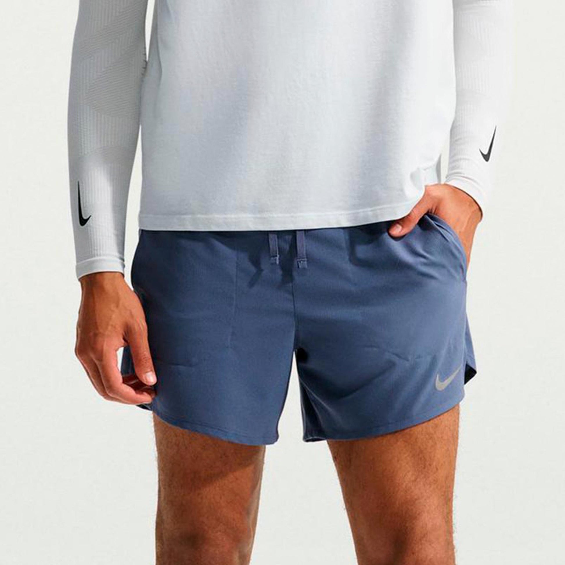 Nike Stride 5in  Bežecké šortky Muži - modro-šedá, stříbrná