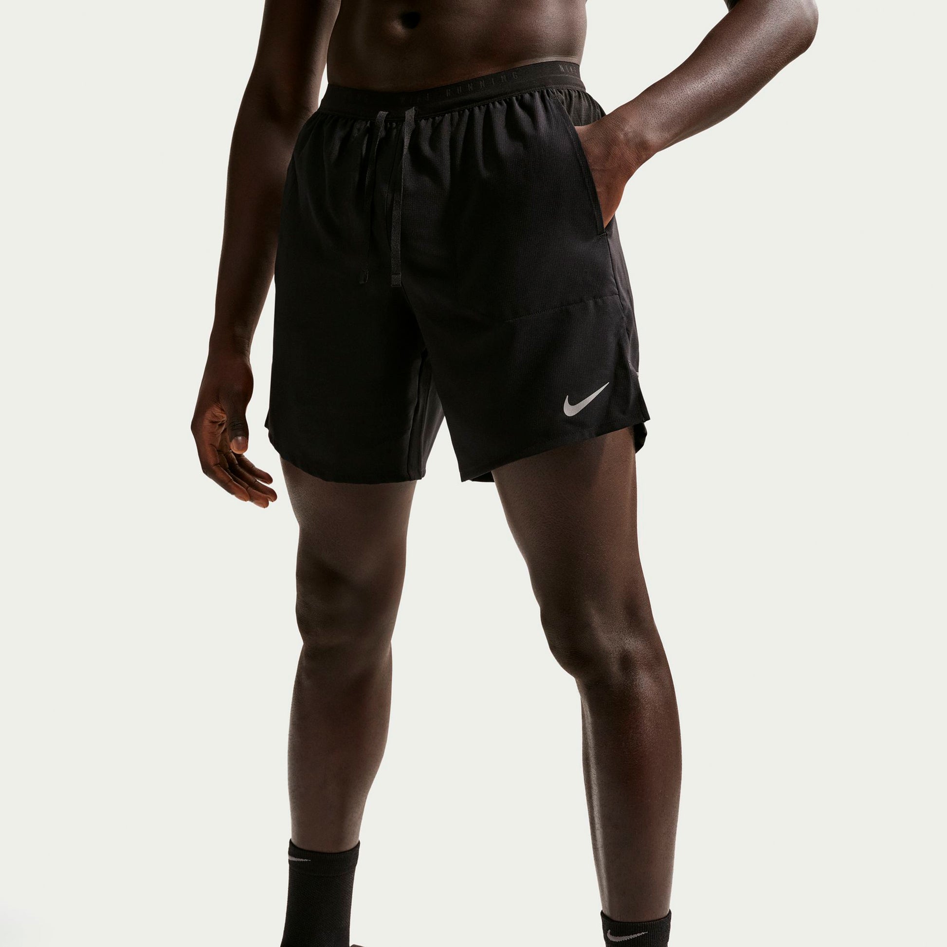 Nike STRIDE 2IN1 7IN  Bežecké šortky Muži - černá, stříbrná